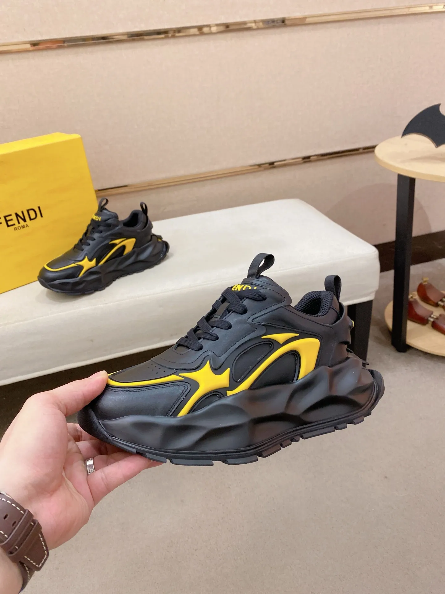 Factory price 580💰 FENDI new model (Fendi) official website 1:1 copy 👊🏻Upper 🇮🇹Imported cowhide🇩🇪Inside imported breathable mesh lining. The original outsole is molded to reflect the identity of every man, and the upper foot is elegant and stable🚶🏻🚶🏻The high-end custom counter original replica📯The shoe last remains unchanged regardless of wind and rain, and can withstand the verification of time🔍️,🔵 Size: 39-45. Can be customized 38-46 non-refundable and non-exchangeable!